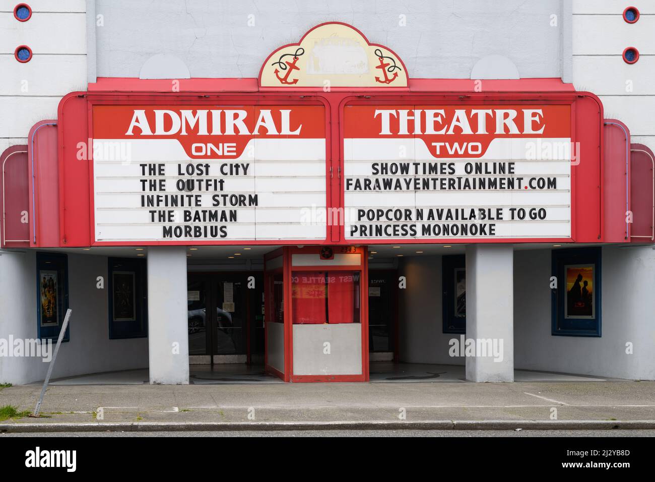 Seattle - 03. April 2022; Admiral Theatre, ein traditionelles Filmtheater in Seattle mit Festzelt, das am 2022. April die Besetzung zeigt Stockfoto