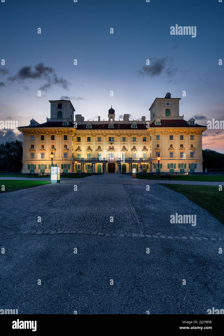 Das Schloss Esterhazy in Eisenstadt, Burgenland, Österreich, das am Abend beleuchtet wird Stockfoto