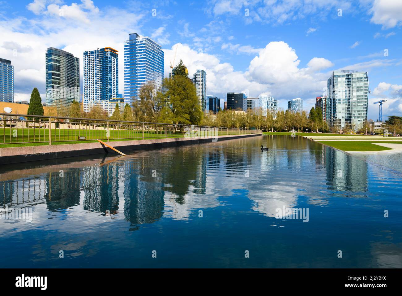 Bellevue, WA, USA - 31. März 2022; die Skyline von Bellevue Washington spiegelt sich im Frühling im Pool des Downtown Park wider Stockfoto