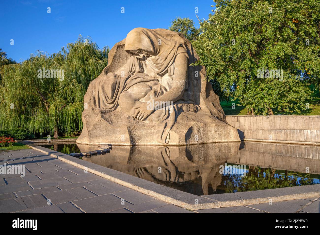 WOLGOGRAD, RUSSLAND - 19. SEPTEMBER 2021: Skulpturale Komposition 'Mutters Trauer' aus der Nähe. Wolgograd, Mamaev Kurgan. Russland Stockfoto