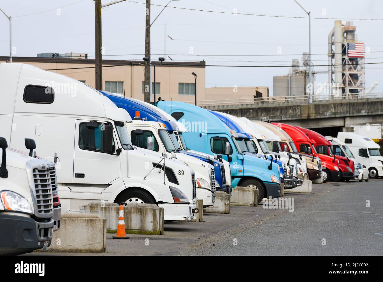 Reihe von LKW-Traktoren in der Innenstadt von Seattle warten auf Transportaufgaben Stockfoto