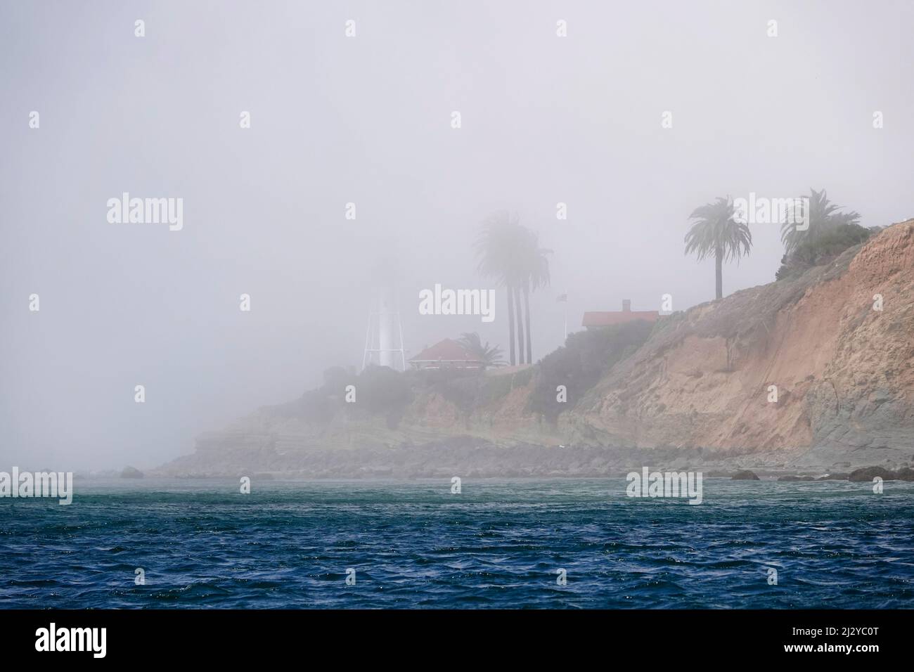 San Diego, Kalifornien, USA. 24. März 2022. Nebel umhüllt den Leuchtturm von New Point Loma im Cabrillo State Marine Reserve an der Südspitze von Point Loma in San Diego. (Bild: © K.C. Alfred/ZUMA Press Wire Service) Stockfoto