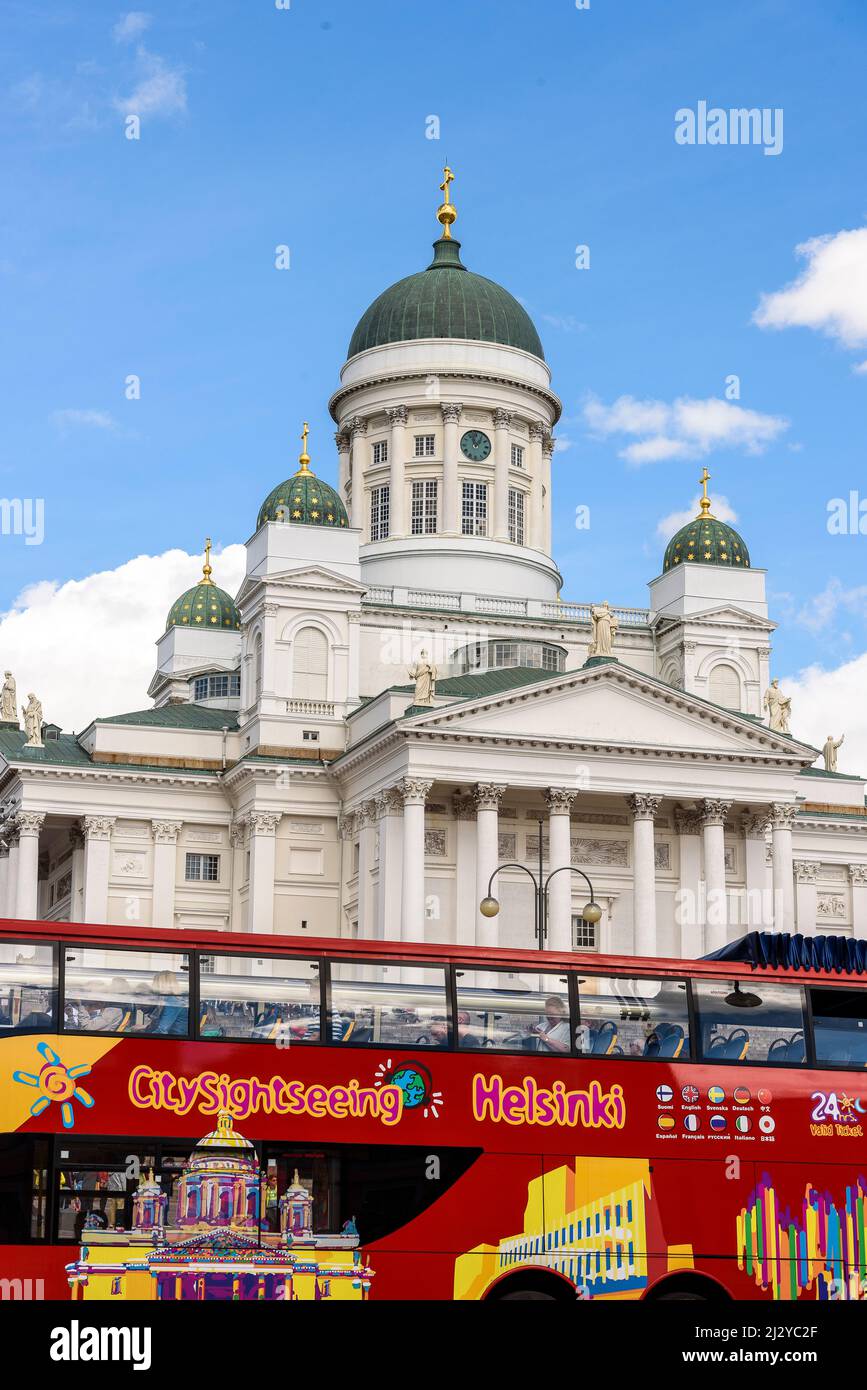 Touristenbus vor der Kathedrale, Helsinki, Finnland Stockfoto