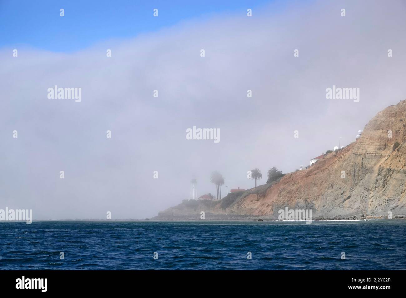 San Diego, Kalifornien, USA. 24. März 2022. Nebel umhüllt den Leuchtturm von New Point Loma im Cabrillo State Marine Reserve an der Südspitze von Point Loma in San Diego. (Bild: © K.C. Alfred/ZUMA Press Wire Service) Stockfoto