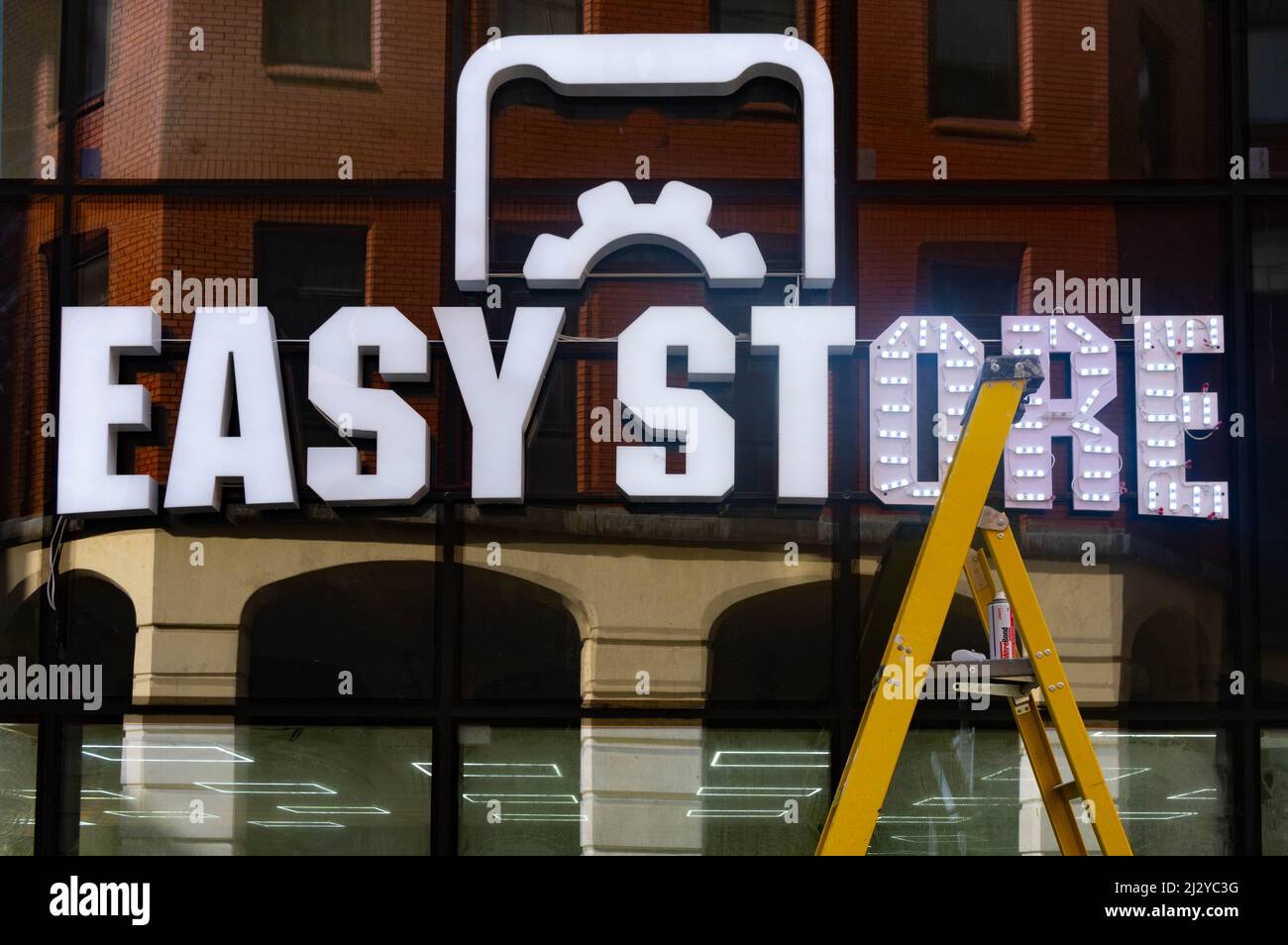Es wurde ein beleuchtetes Schild für einen Easy Store aufgesetzt, der in der Dale Street in Liverpool eröffnet werden sollte Stockfoto