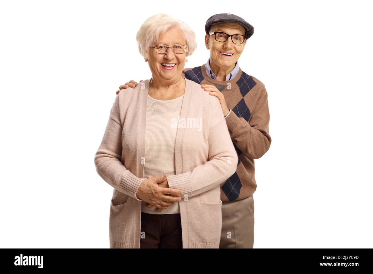 Älterer Ehemann, der hinter seiner Frau auf weißem Hintergrund isoliert steht Stockfoto