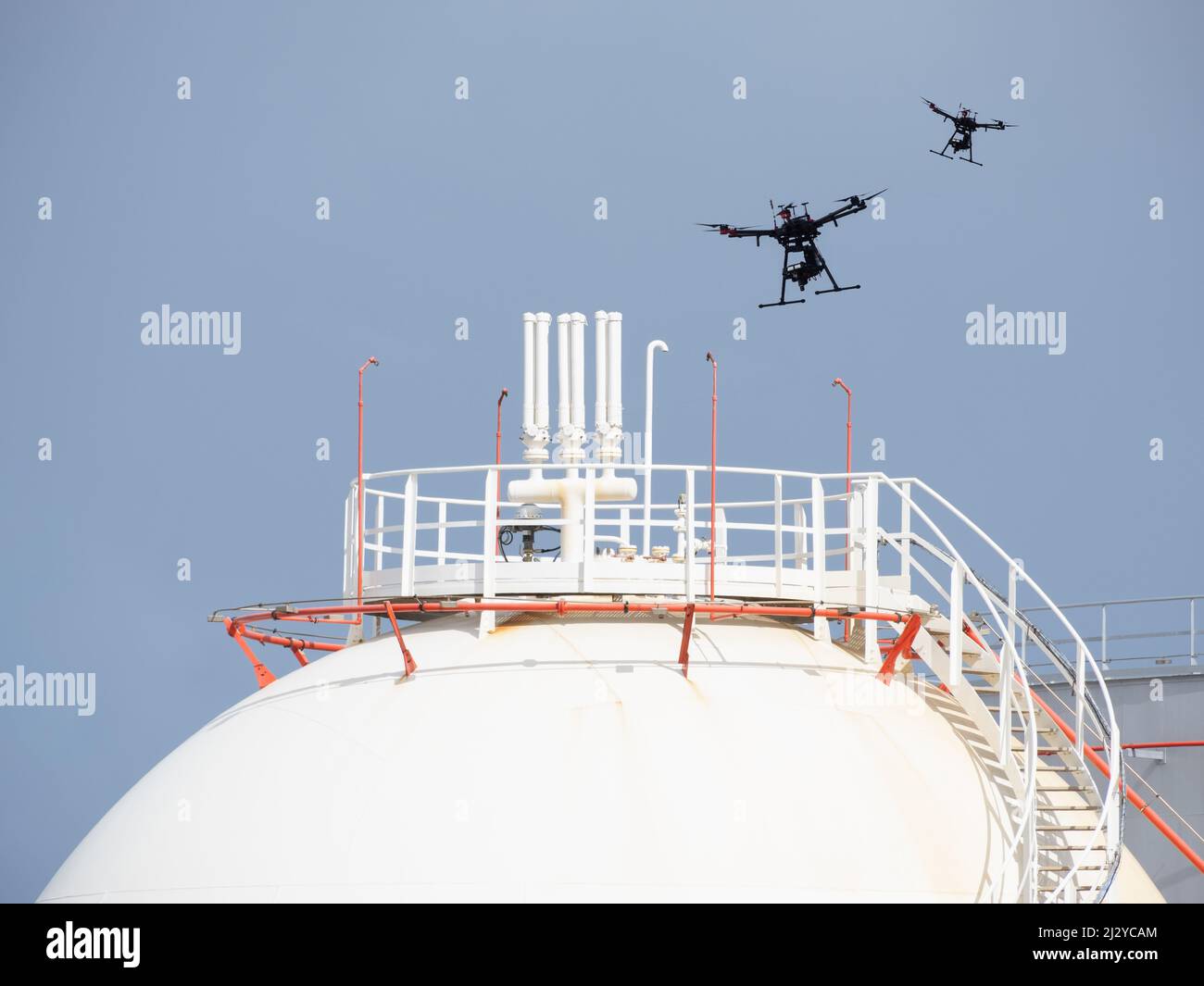 Drohnen fliegen über den Flüssiggasspeicher in der Raffinerie. Drohnenangriff, steigende Gaspreise, Russland Ukraine Krieg, Konflikt, Gaslieferungen großbritannien... Konzept Stockfoto