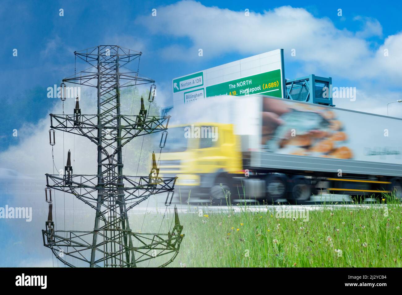 Strommast und LKW-LKW/LKW auf britischer zweispuriger Fahrbahn. Steigende Energie, Kraftstoffpreise, Lebenshaltungskosten, Fahrermangel, Inflation.. Konzept Stockfoto
