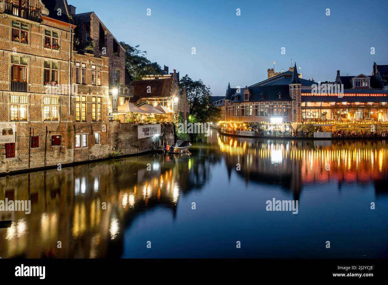 Das historische Zentrum von Gent am Abend, rechts Oude vismijn, Ballsaal an der Leie, Gent, Flandern, Belgien, Europa Stockfoto