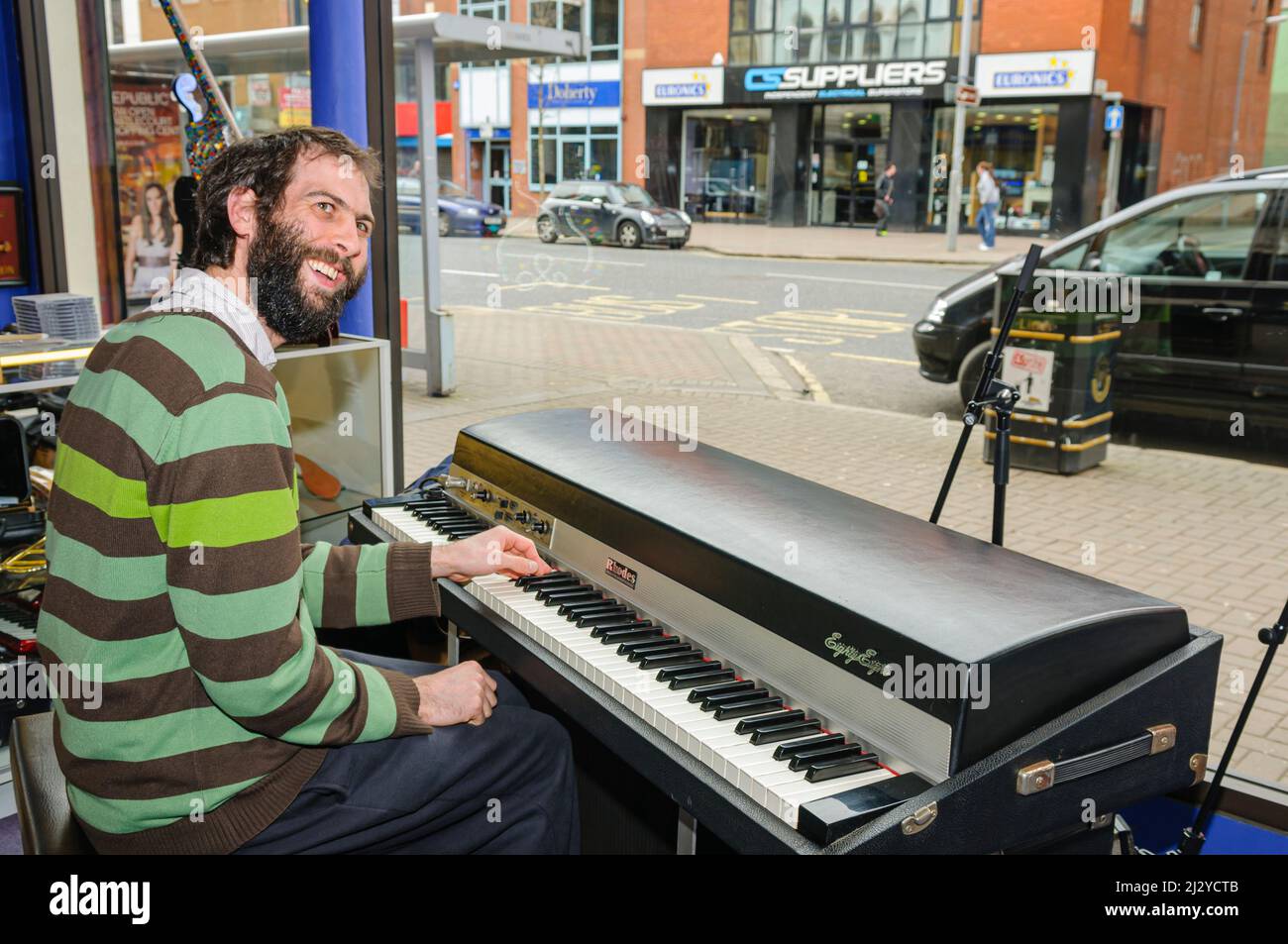 Belfast, Nordirland, Vereinigtes Königreich, Großbritannien. 23.. März 2010. Matthew Bourne, Gewinner des Perrier Young Jazz, spielt während einer Wohltätigkeitsveranstaltung Klavier-Keyboard. Stockfoto
