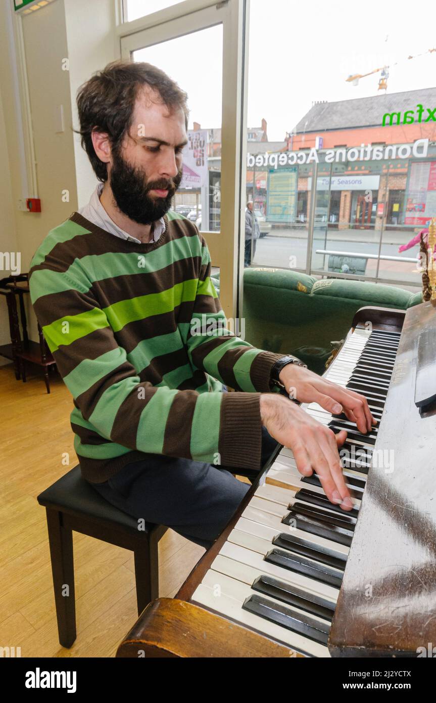 Belfast, Nordirland, Vereinigtes Königreich, Großbritannien. 23.. März 2010. Matthew Bourne, Gewinner des Perrier Young Jazz, spielt während einer Wohltätigkeitsveranstaltung Klavier-Keyboard. Stockfoto