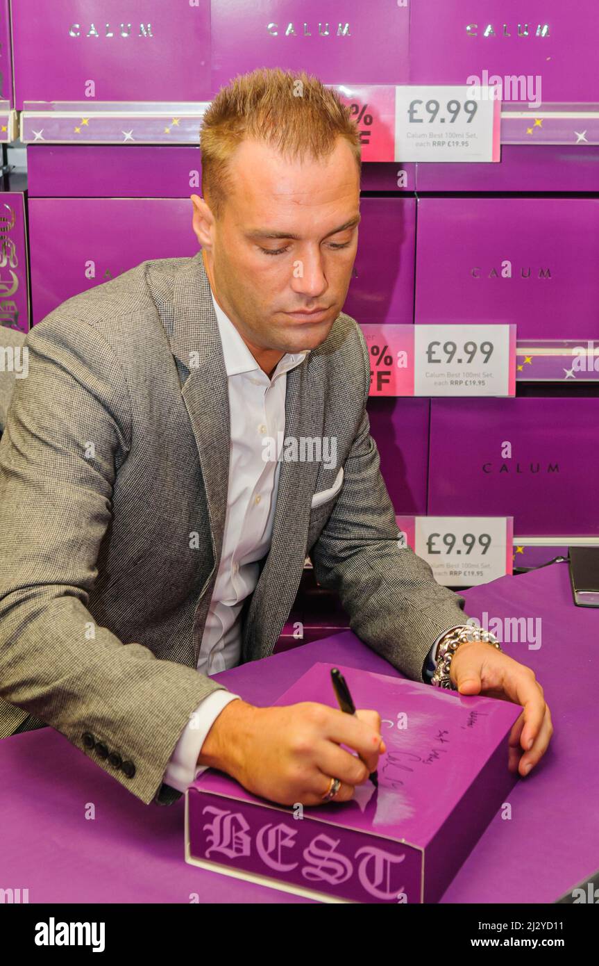 Newtownabbey, Großbritannien. 13/12/2011: Calum Best würdigt seinen neuen Duft. Abbeycenter Einkaufszentrum Stockfoto