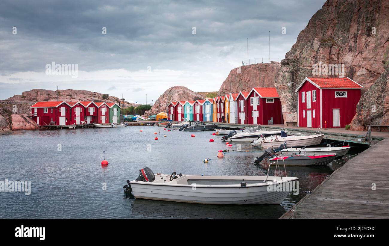 Farbenfrohe Bootshäuser in Smögen an der Westküste Schwedens Stockfoto Farbenfrohe Bootshäuser in Smögen an der Westküste Schwedens Stockfoto