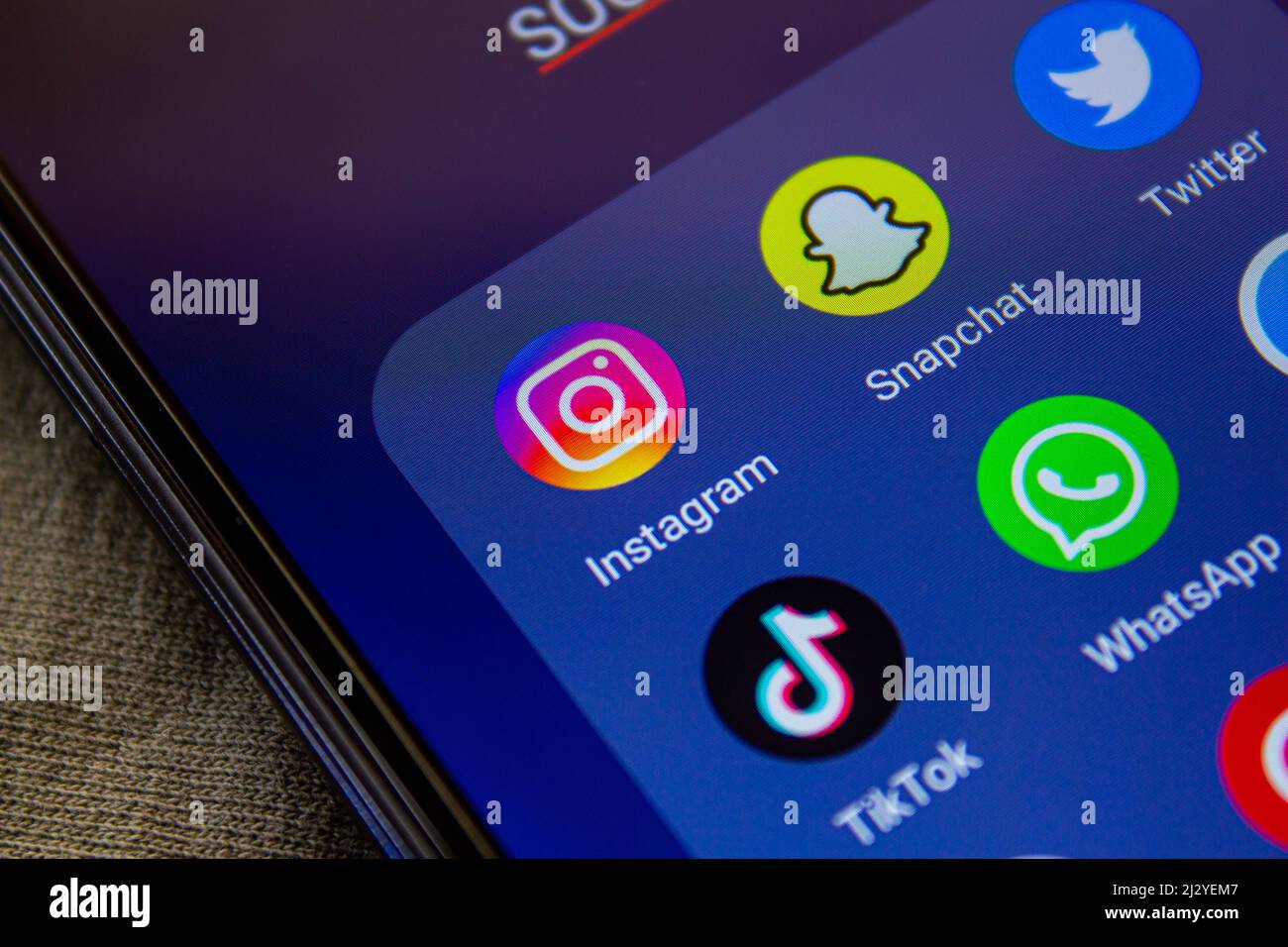 Symbole für Social-Media-Anwendungen (Instagram, Snapchat, Twitter, TikTok, Whatsapp) auf dem Smartphone-Bildschirm. Afyonkarahisar, Türkei - 4. April 2022. Stockfoto