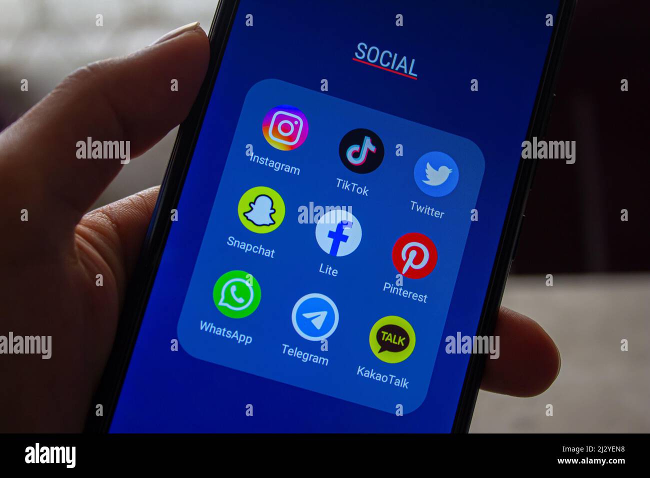 Symbole für Social-Media-Apps auf dem Bildschirm, mit der Hand des Smartphones. Afyonkarahisar, Türkei - 4. April 2022. Stockfoto