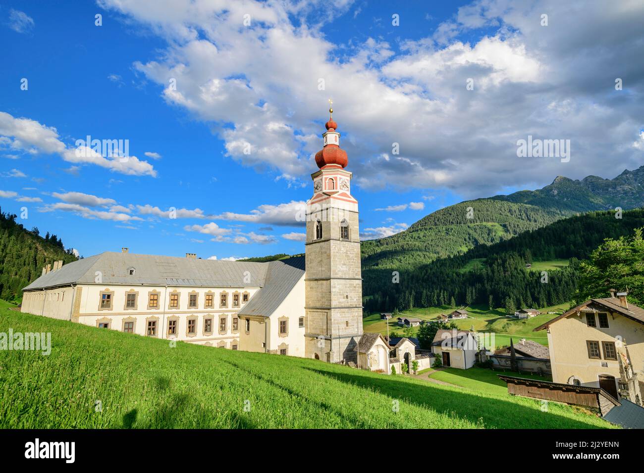 Wallfahrtskirche Maria Schnee mit Servitenkloster, Maria Luggau, Lesachtal, Karnischen Alpen, Kärnten, Österreich Stockfoto