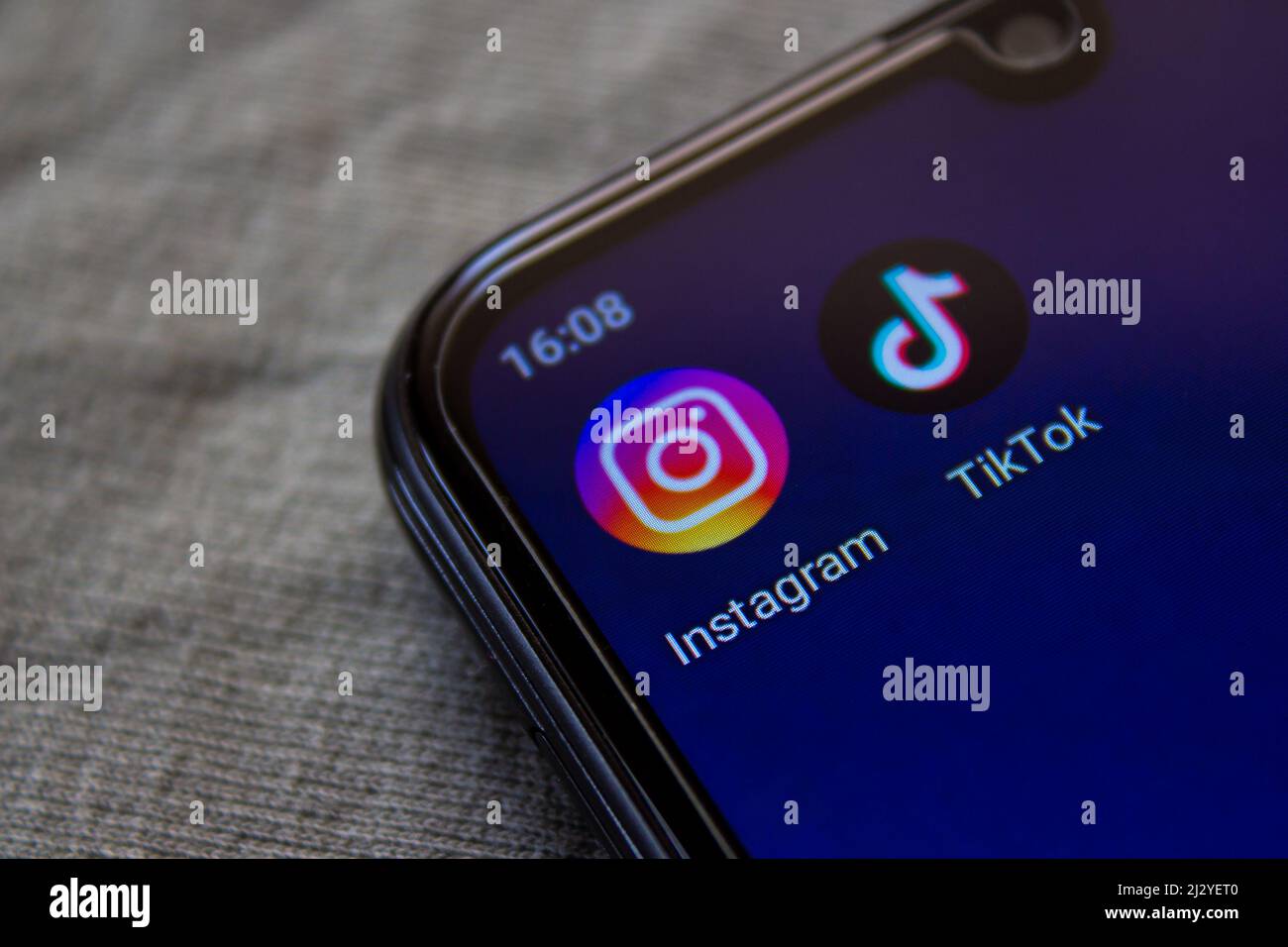 Instagram- und TikTok-Anwendungssymbol auf dem Smartphone-Bildschirm. Beliebte Social-Media-Apps. Afyonkarahisar, Türkei - 4. April 2022. Stockfoto