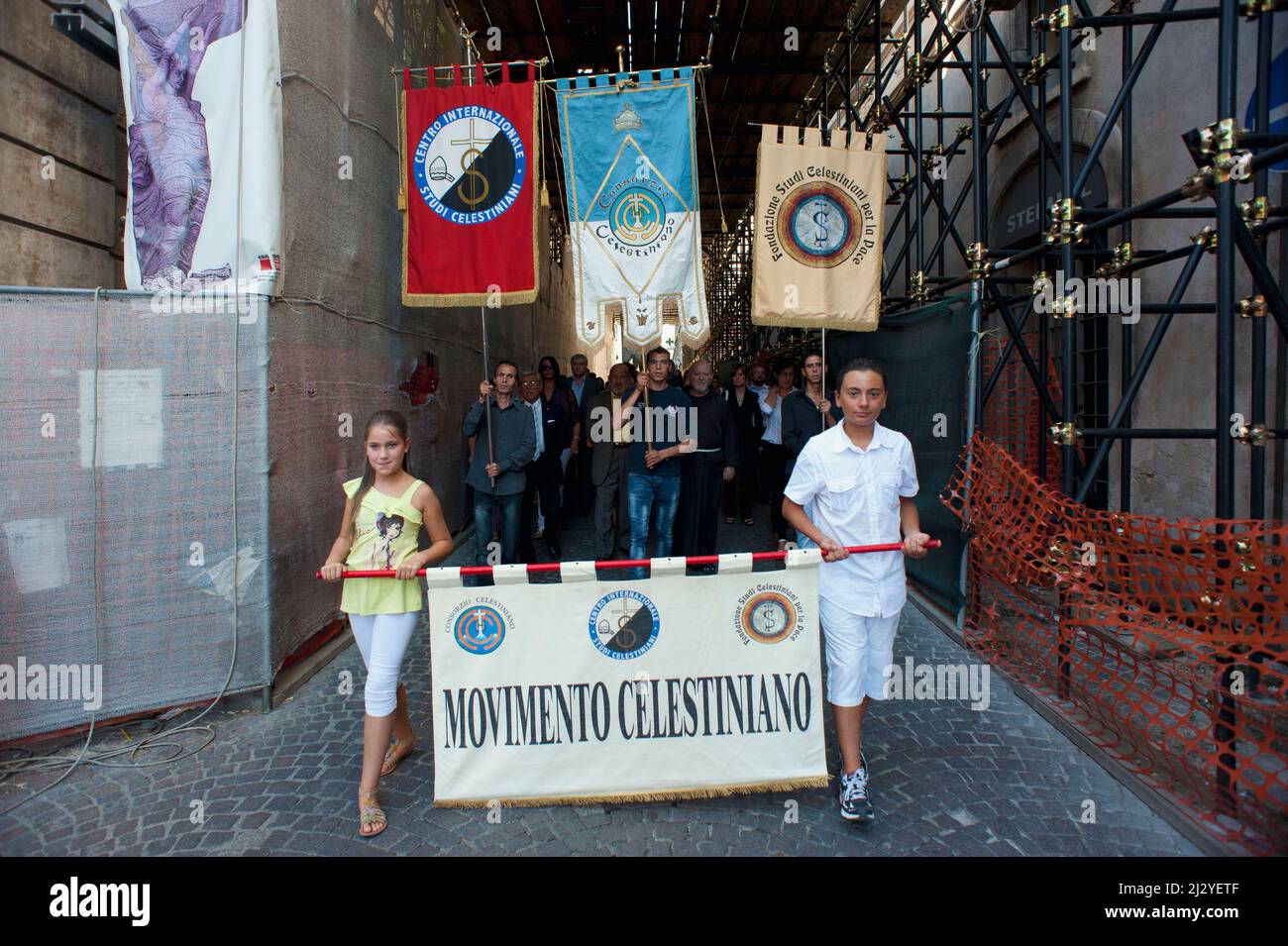 L'Aquila, Italien 28/08/2012: 718. Perdonanza Celestiniana, die Prozession mit den Teilnehmern trägt die Bulle von Celestine V in Richtung der Basilika von Collemaggio. ©Andrea Sabbadini Stockfoto