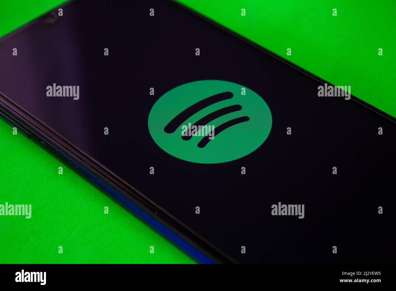 Spotify App-Logo auf dem Smartphone-Bildschirm. Afyonkarahisar, Türkei - 4. April 2022. Stockfoto