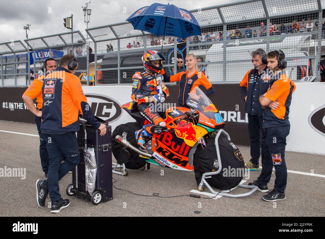 Jorge Martin (Red Bull KTM Ajo) vor dem Start zum Moto2. Rennen während des HJC Helmets Motorrad Grand Prix Deutschland am 7t. Juli auf dem Sachsenring Stockfoto