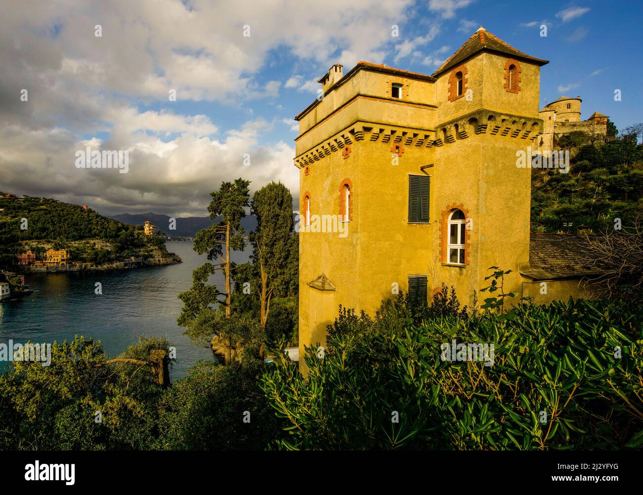 Landhäuser in Portofino mit Blick auf den Golf von Tigullio, Ligurien, Riviera di Levante, Italien Stockfoto