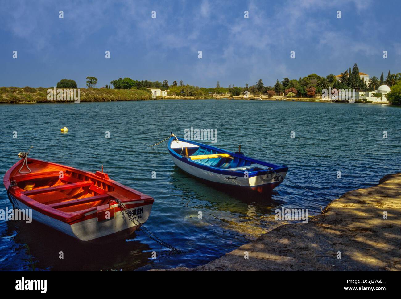 Karthago, Tunesien.  Punische Häfen, Datum jetzt kleine Seen, umgeben von luxuriösen Häuser ähneln vom 4.. Jahrhundert v. Chr.  Dies war der Marine oder Militär, Hafen.  Ein Handelshafen grenzt. Stockfoto