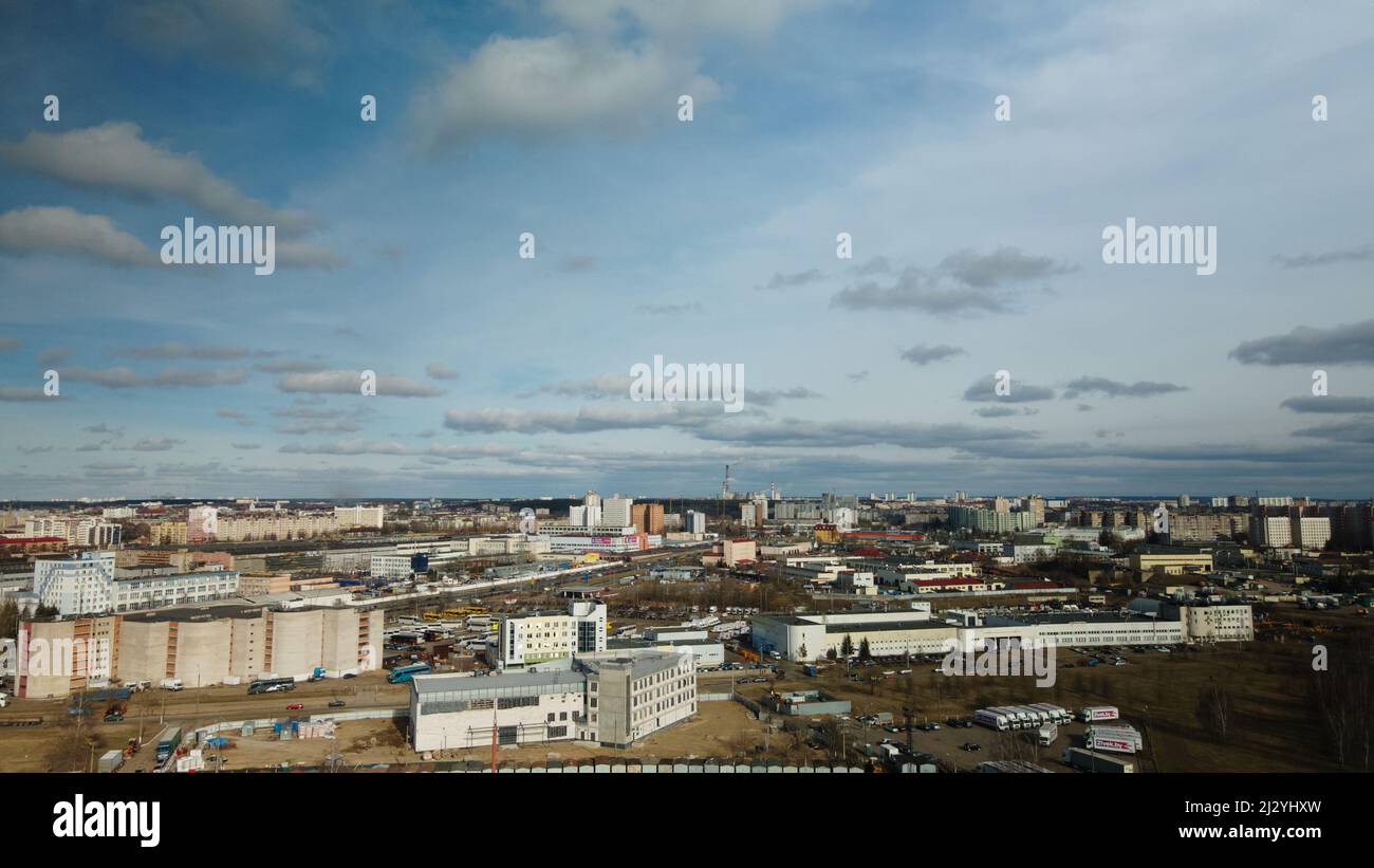 Gemischte Stadtentwicklung. Industrie- und Wohngebiet. Wasserstädtesystem. Luftaufnahmen. Stockfoto