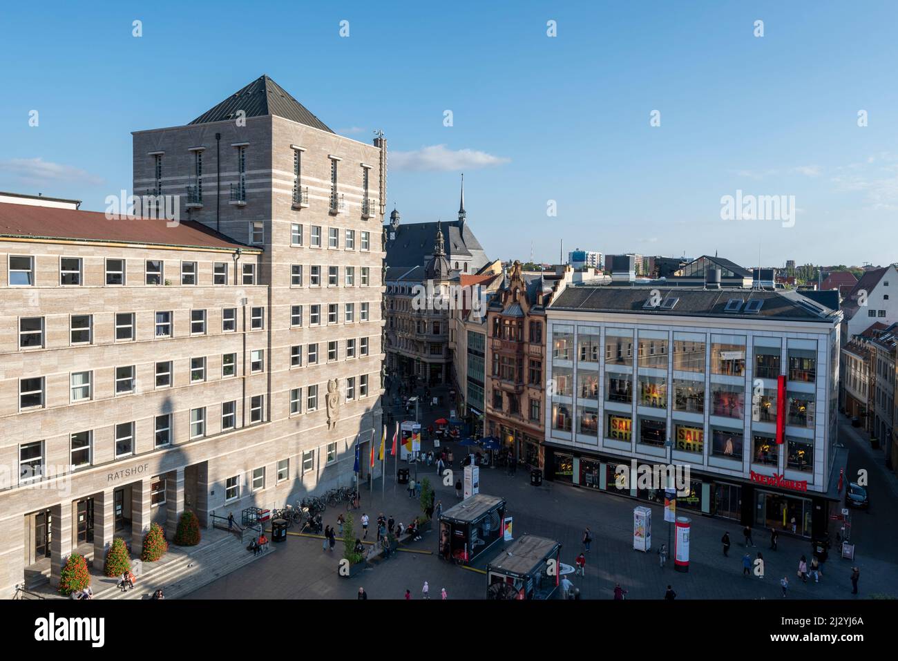 Ratshof, Sitz der Stadtverwaltung, direkt neben dem IT-Bekleidungsgeschäft New Yorker, Halle an der Saale, Sachsen-Anhalt, Deutschland Stockfoto