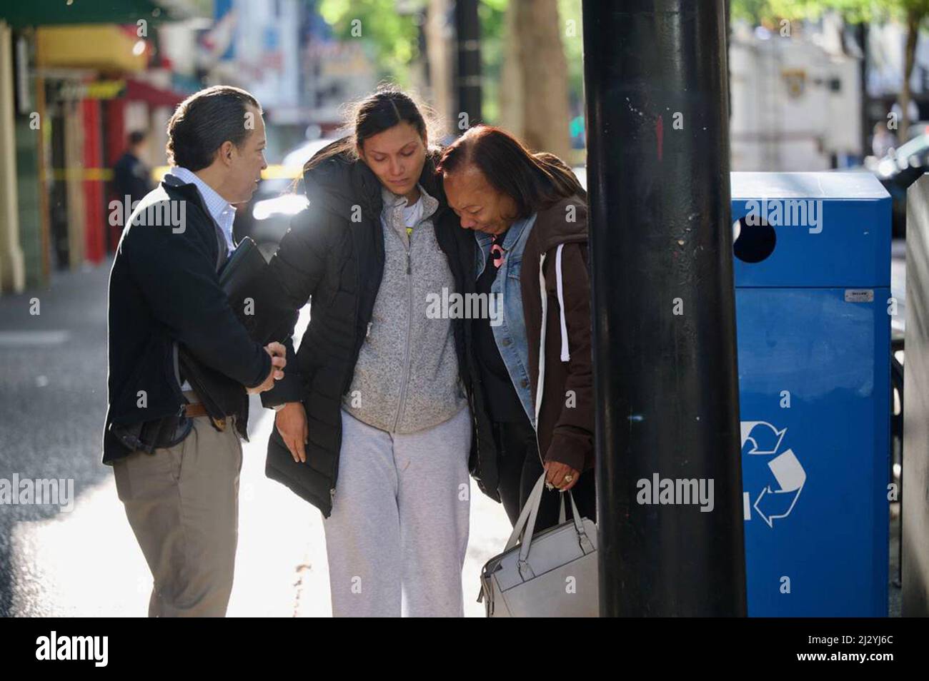 3. April 2022, Sacramento, Kalifornien, USA: LETICIA HARRIS, Center, dessen Mann Sergio Harris bei den Massenschießerei in der Innenstadt von Sacramento am frühen Sonntagmorgen getötet wurde, spricht am Sonntagmorgen mit dem Sacramento-Polizeidetektiv KONRAD VONSCHOECH, der links ist, während seine Mutter PAMELA HARRIS schluchzt. (Bild: © Hector Amezcua/The Sacramento Bee/TNS via ZUMA Press Wire) Stockfoto
