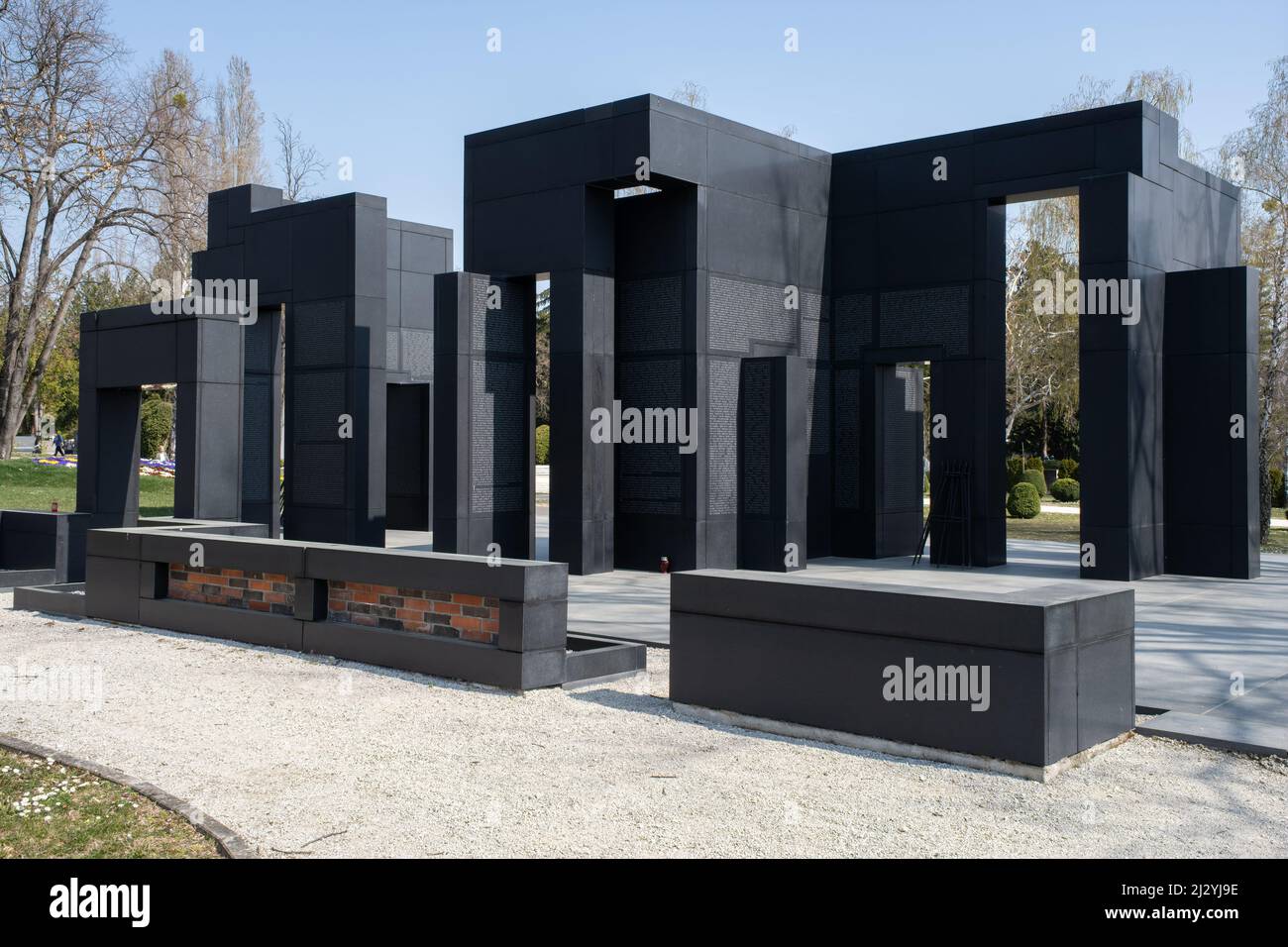 Zagreb, Kroatien - 26. März 2022: Dieses Denkmal auf dem Mirogoj Friedhof erinnert an die getöteten kroatischen Soldaten und Zivilisten des Kampfes gegen die Stockfoto
