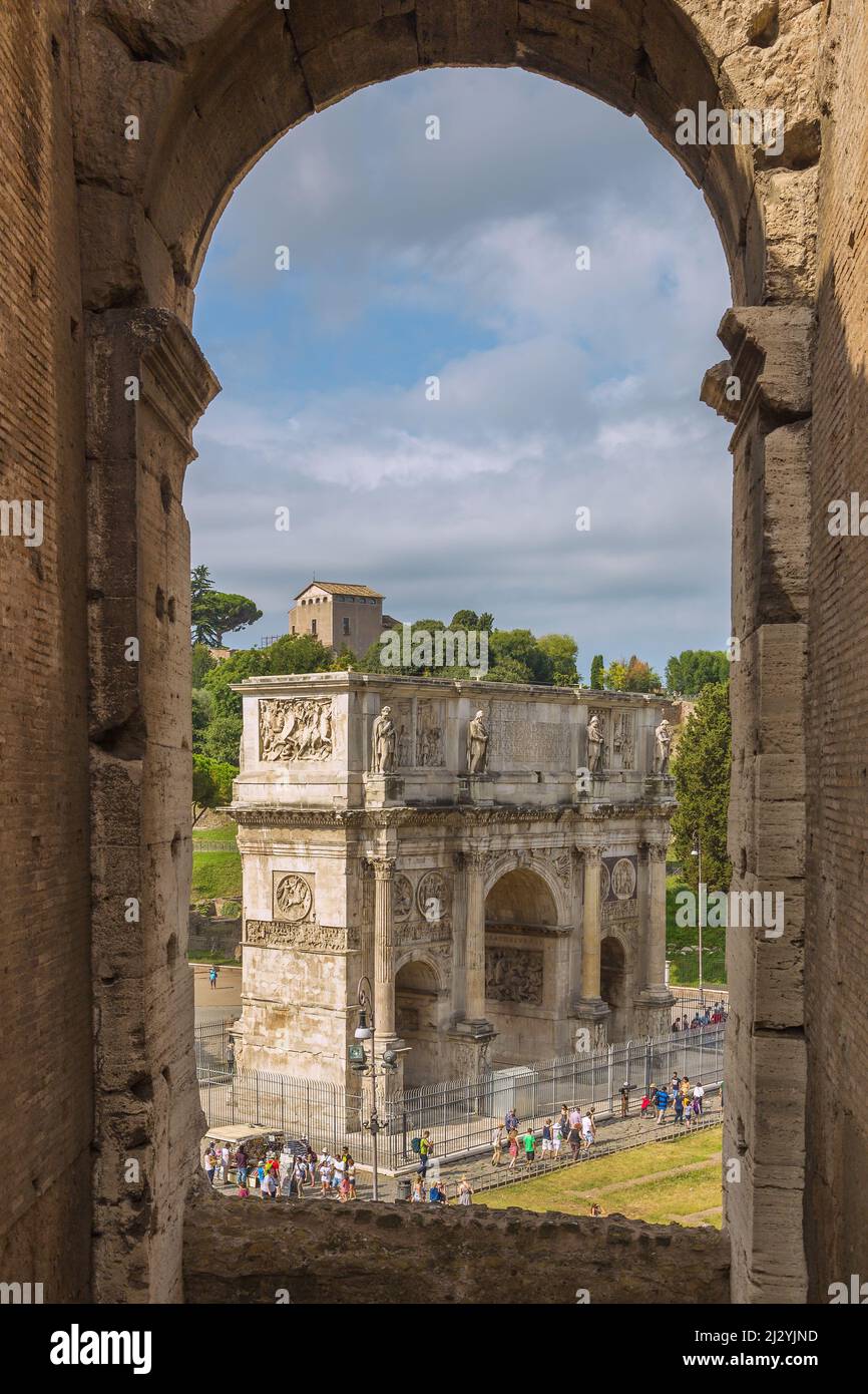 Rom, Konstantinsbogen Nordseite, Blick durch die Arkaden des Kolosseums Stockfoto