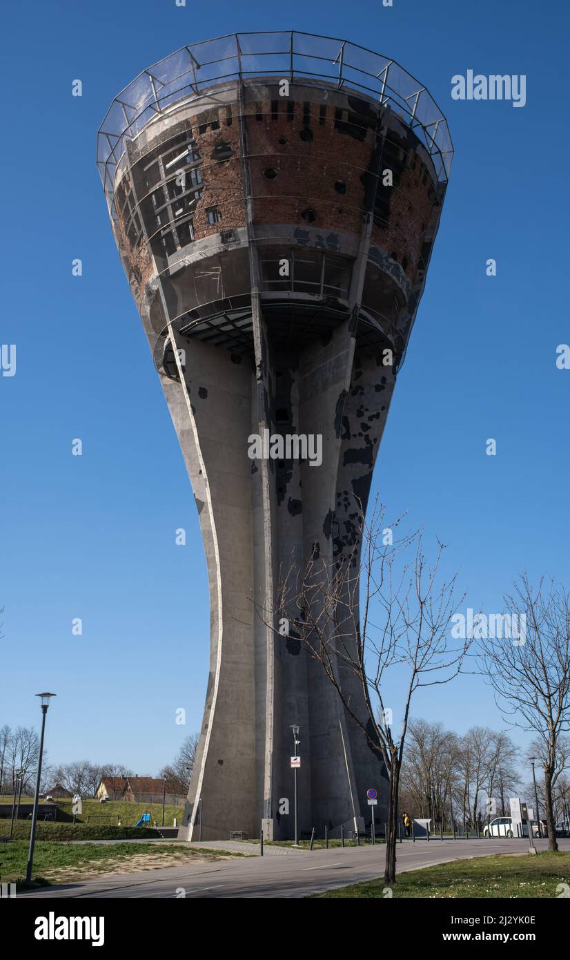 Vukovar, Kroatien - 28. März 2022: Der Vukovar Wasserturm ist das berühmteste Symbol für das Leiden der Stadt und des Landes in der Schlacht von Vukovar Stockfoto