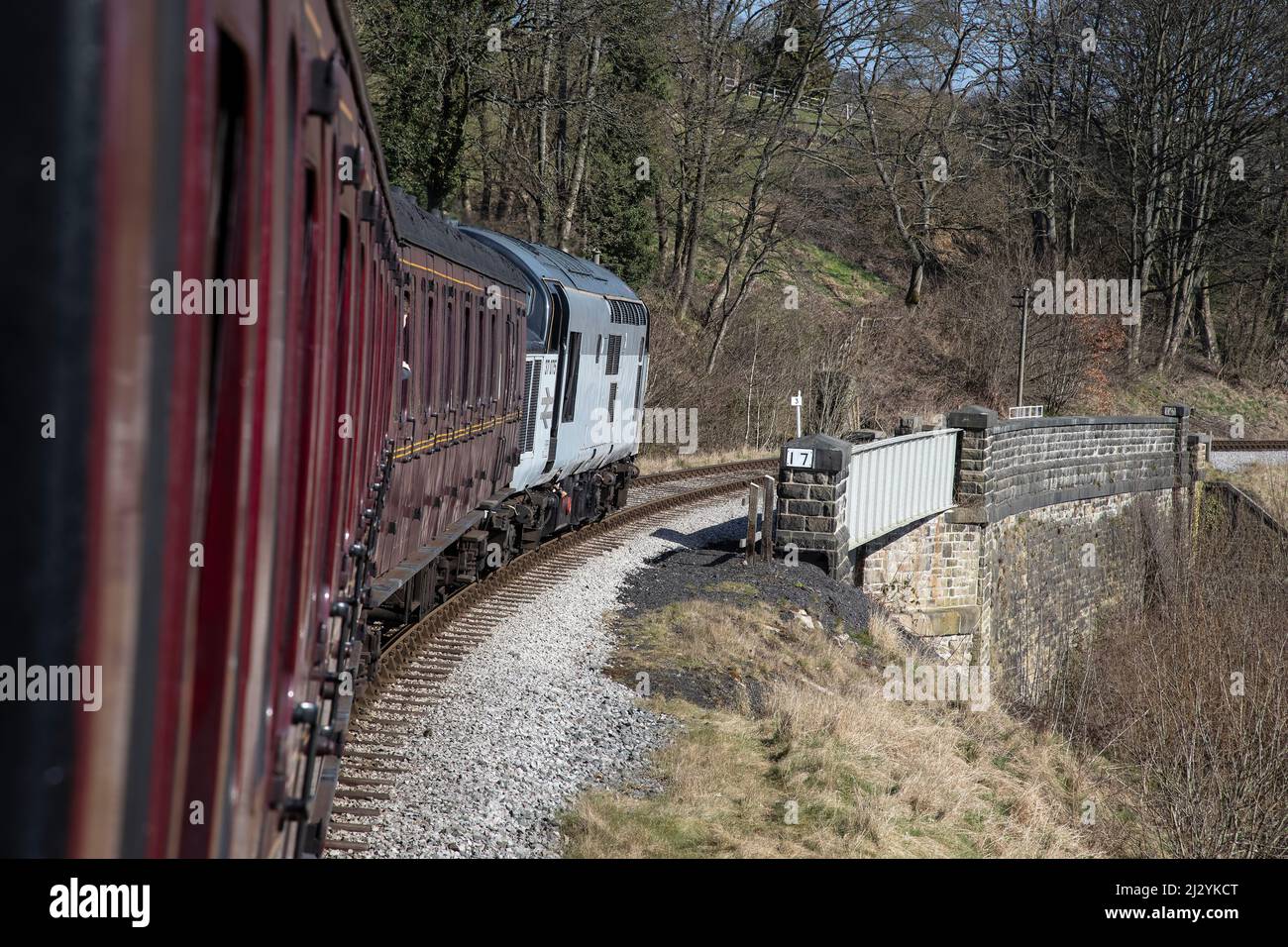 Klasse 37 (British Railways Typ 3) Diesel, der einen Personenzug von Oxenhope auf die Keighley & Worth Valley Heritage Railway Line befördert, Stockfoto