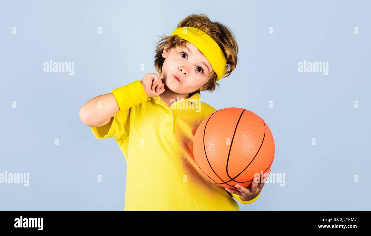 Kleiner Basketballspieler in Sportbekleidung mit Ball. Kinder und Sport  Spiel. Aktiver Sport-Lifestyle Stockfotografie - Alamy