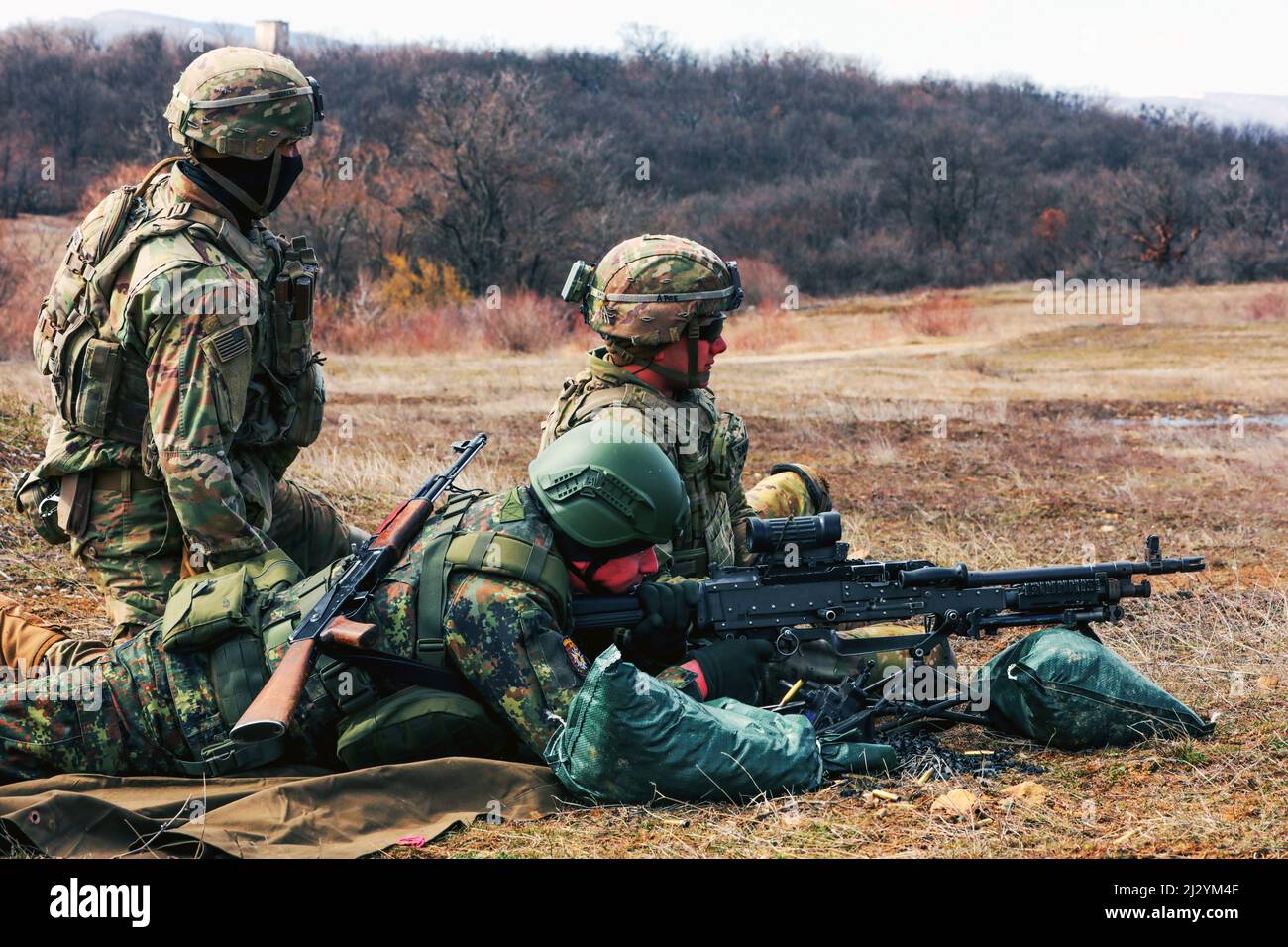 Novo Selo Training Area, Bulgarien. 11. März 2022. SPC der US-Armee. Pierre Guerrero und PFC. Neo Savarese, der dem Kavallerieregiment 2. Squadron-2. zugewiesen wurde, bildet ein Mitglied der bulgarischen Landstreitkräfte für den Einsatz des Maschinengewehrs M240 im Trainingsgebiet Novo Selo, Bulgarien, aus, 11. März 2022. Novo Selo Training Area ist eine bulgarische Ausbildungseinrichtung, die von der Area Support Group – Schwarzes Meer betrieben wird und zur Durchführung militärischer Trainingsübungen sowie zur Förderung bilateraler Beziehungen mit den bulgarischen Landstreitkräften dient. Das US Army V Corps ist das US-amerikanische Forward Deployed Corps in Europa und arbeitet mit den NATO-Alliierten und RE zusammen Stockfoto