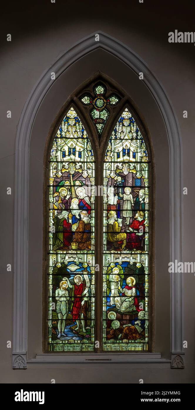 APPLEDORE, DEVON, ENGLAND - APRIL 2 2022: In der Pfarrkirche St. Marys. Buntglasfenster. Stockfoto