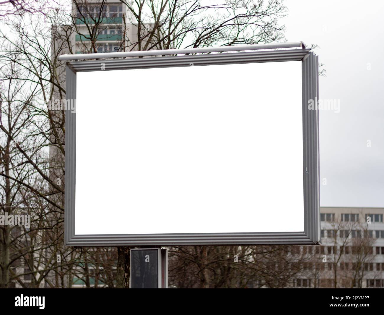 Leeres Billboard-Modell als Kopierfläche für das Testen von Werbung. Leeren Sie den weißen Bildschirm, um Bannerwerbung anzuzeigen. Vorlage für eine Werbekampagne. Stockfoto
