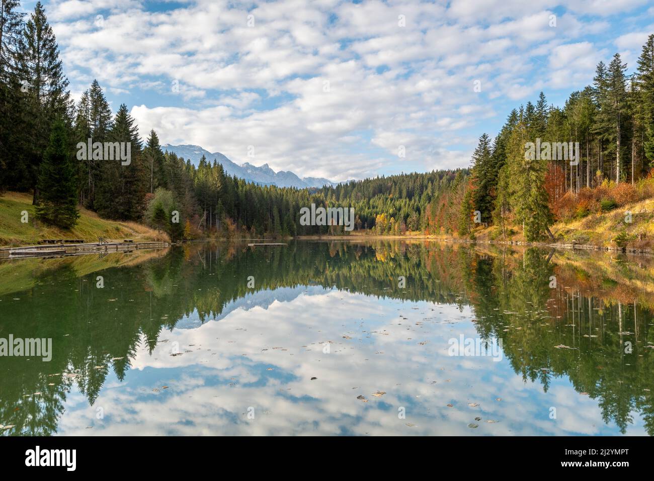 Grubsee im Herbst, Naturbadesee, liegt in unmittelbarer Nähe des Barmsees, Krün, Bayern, Deutschland Stockfoto