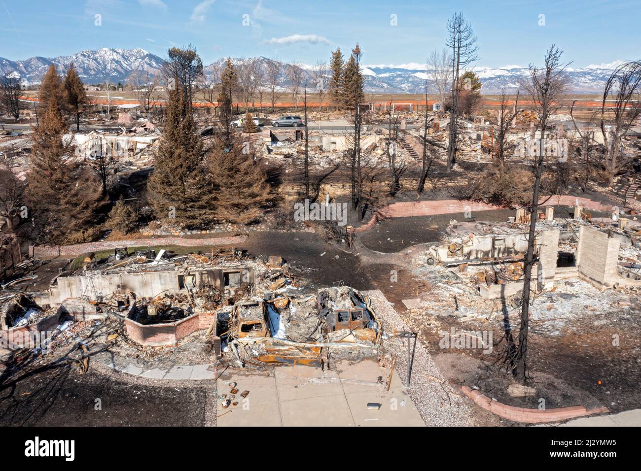 Louisville, Colorado - die Überreste nach dem Marshall Fire, dem zerstörerischsten Waldbrand Colorados, der im Dezember 2021 1.000 Häuser zerstörte. Das Fi Stockfoto
