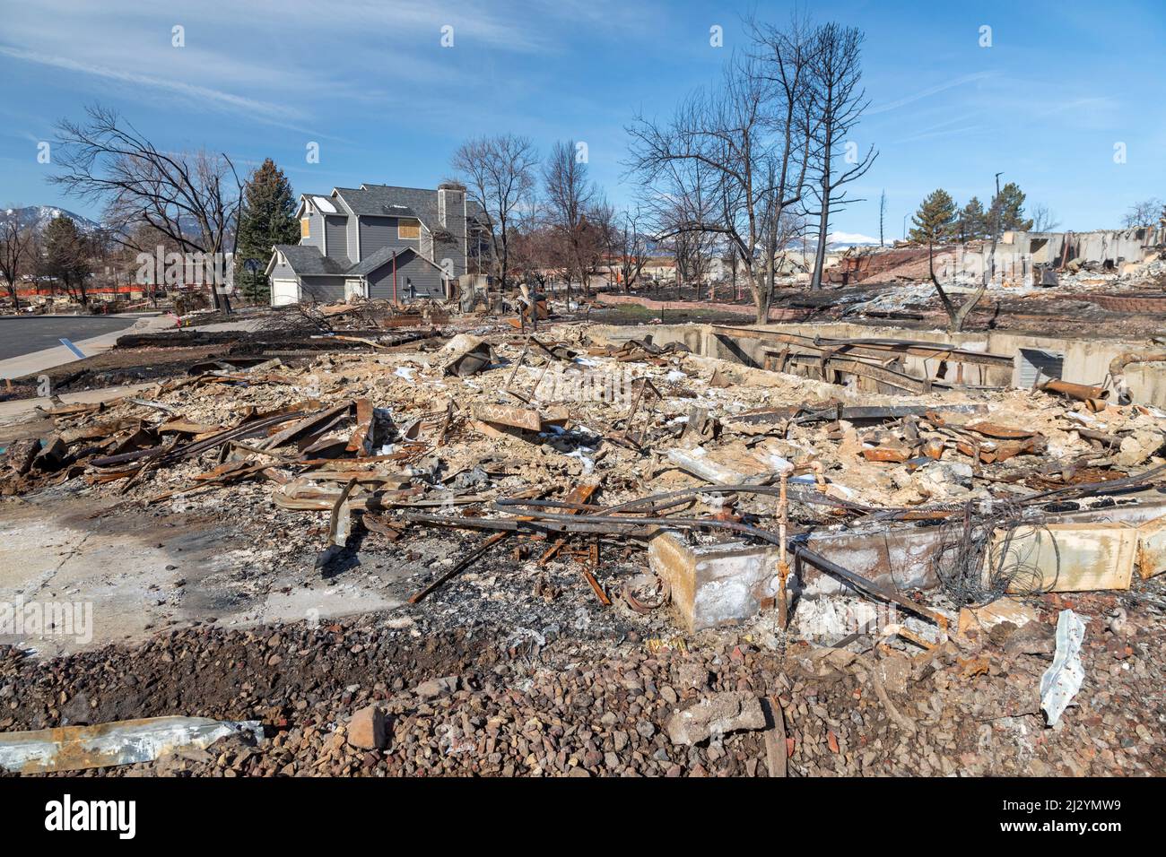 Louisville, Colorado - die Überreste nach dem Marshall Fire, dem zerstörerischsten Waldbrand Colorados, der im Dezember 2021 1.000 Häuser zerstörte. Das Fi Stockfoto