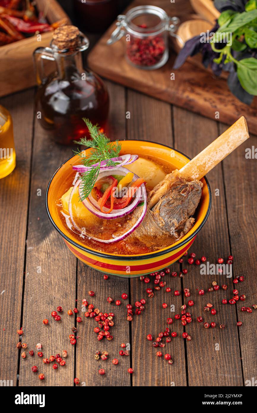 Schüssel mit orientalischer Lammshorpa-Suppe Stockfoto