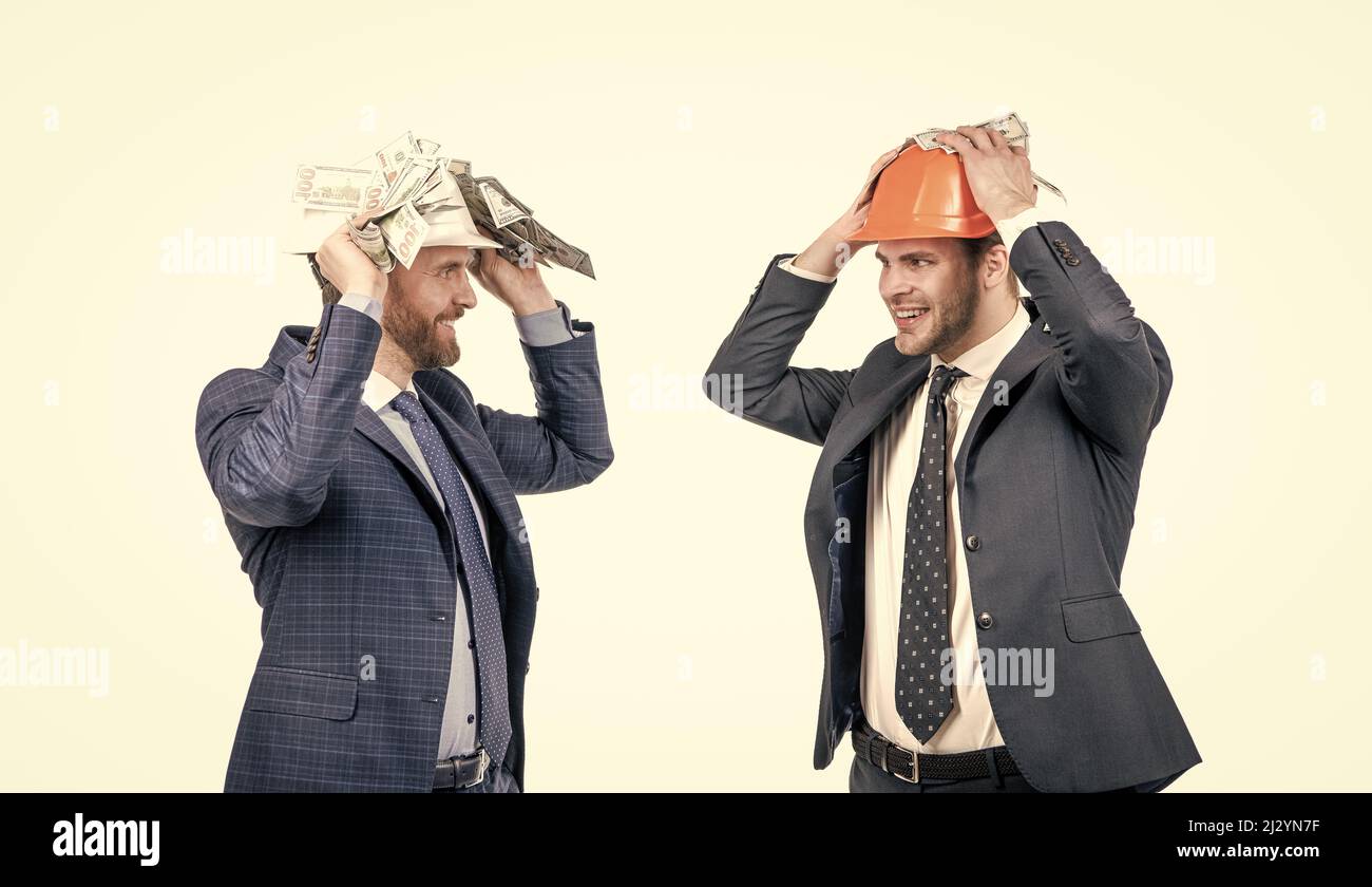 Finanzielle Unterstützung. Investition in Architekturprojekt. Zwei Männer Geschäftsmann in Hardhat mit Geld. Stockfoto