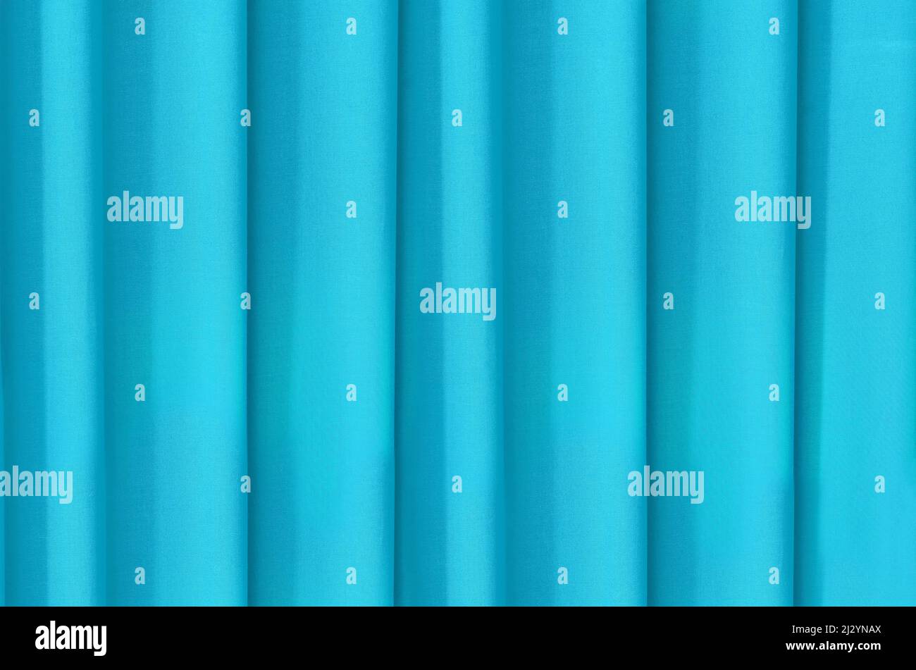 Der horizontale Hintergrund ist mit einem blauen Tuch drapiert Stockfoto