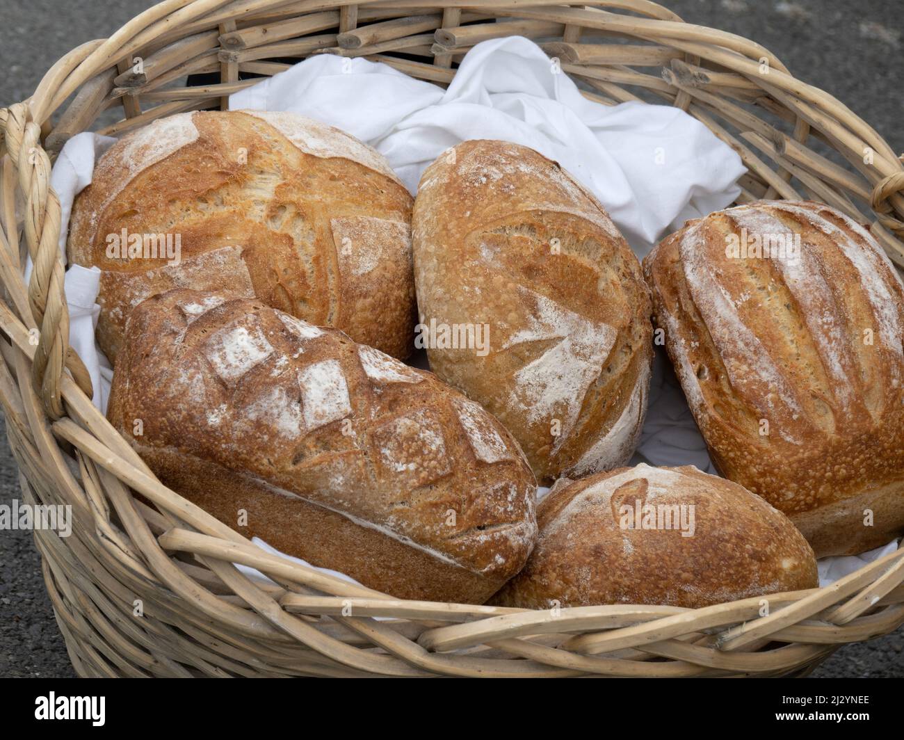 Brotkorb, Brote zum Verkauf. Stockfoto