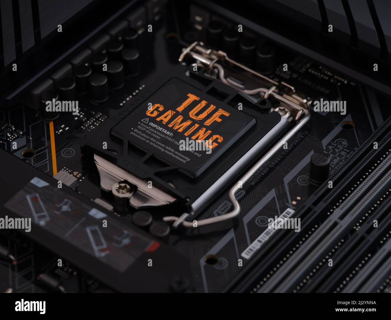 Tambow, Russische Föderation - 04. April 2022 Asus TUF Gaming-Mainboard. Low-Taste. Nahaufnahme. Stockfoto