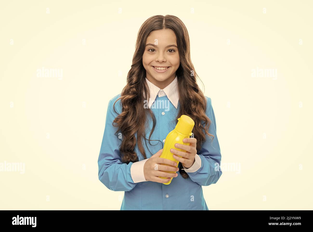 Glückliches gesundes Mädchen halten Plastikflasche für Durstlöschen isoliert auf weißem, Wasser Stockfoto