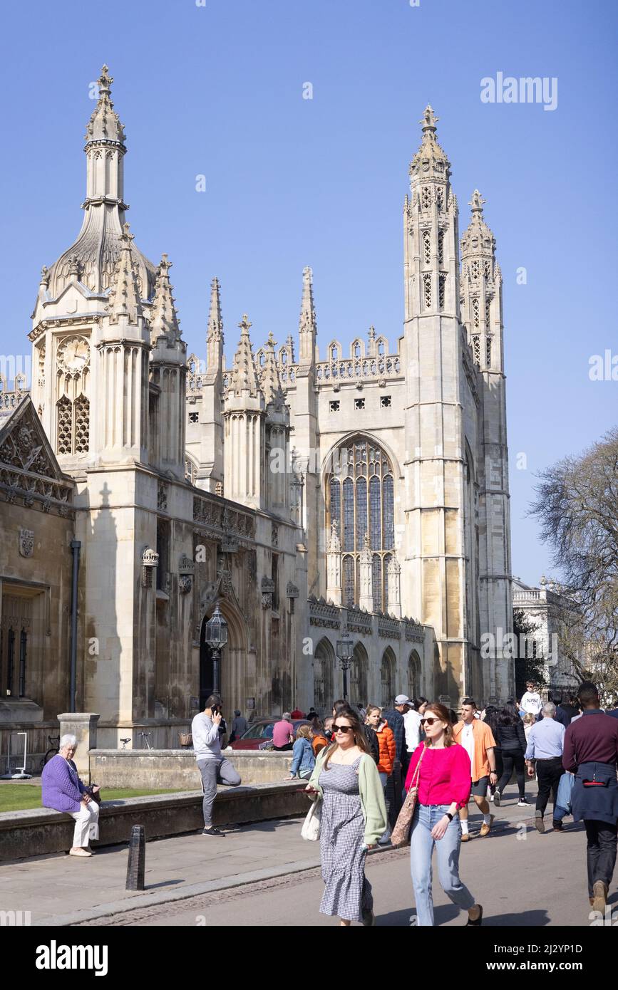 Straßenszene in Cambridge; Touristen aus Cambridge gehen auf der Kings Parade am Kings College und der Kings College Chapel vorbei, Cambridge East Anglia, Großbritannien Stockfoto