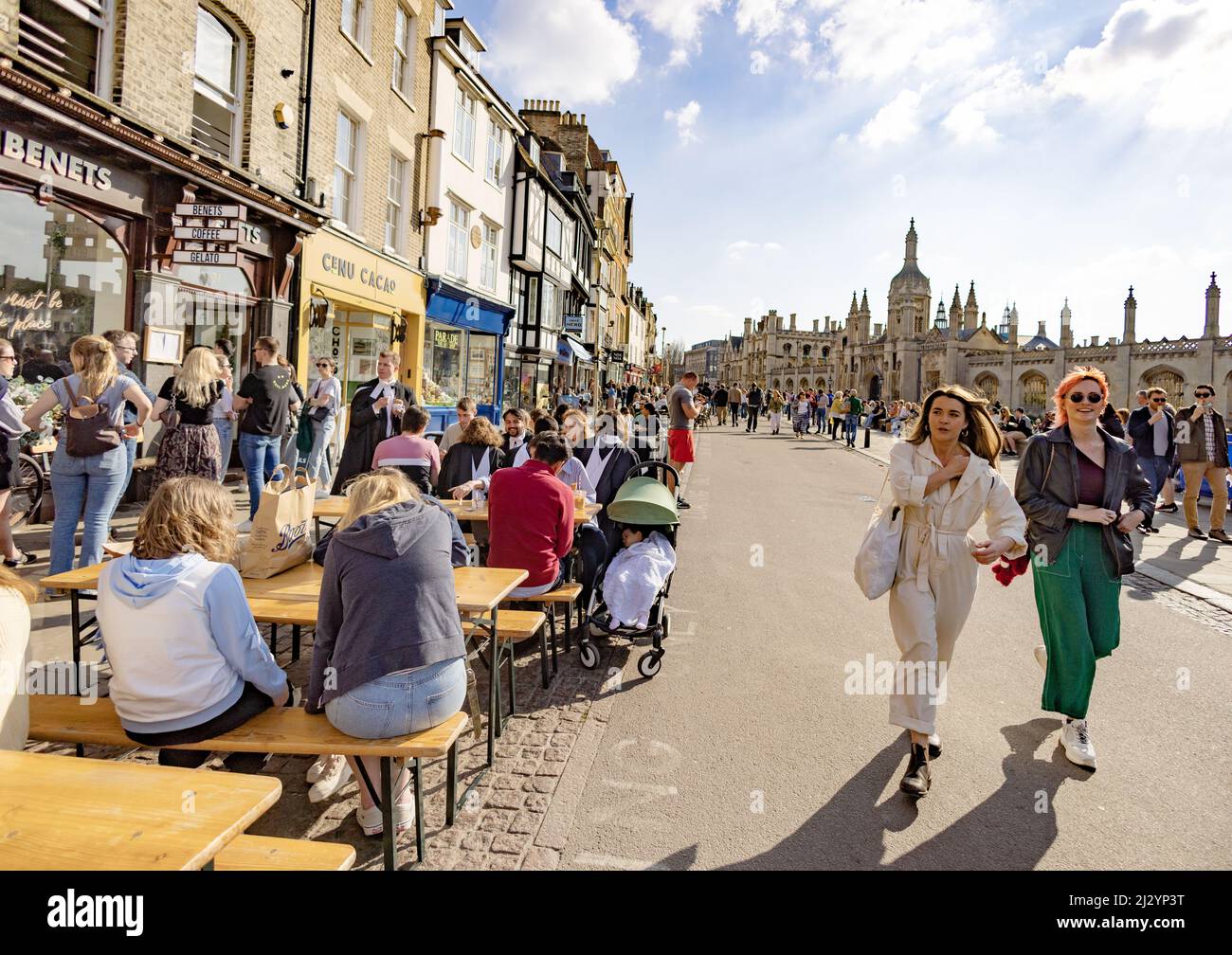 Kings Parade Cambridge - Straßenszene im Stadtzentrum von Cambridge, Menschen draußen an einem sonnigen Frühlingstag, Cambridge UK Stockfoto