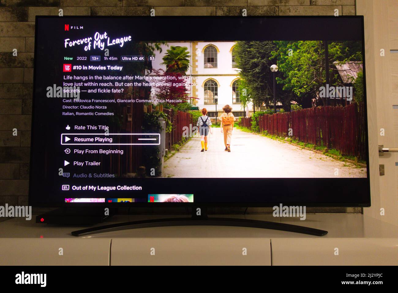 KONSKIE, POLEN - 02. April 2022: Netflix-Plattform auf dem fernsehbildschirm, auf dem der Film Forever Out of My League angezeigt wird Stockfoto