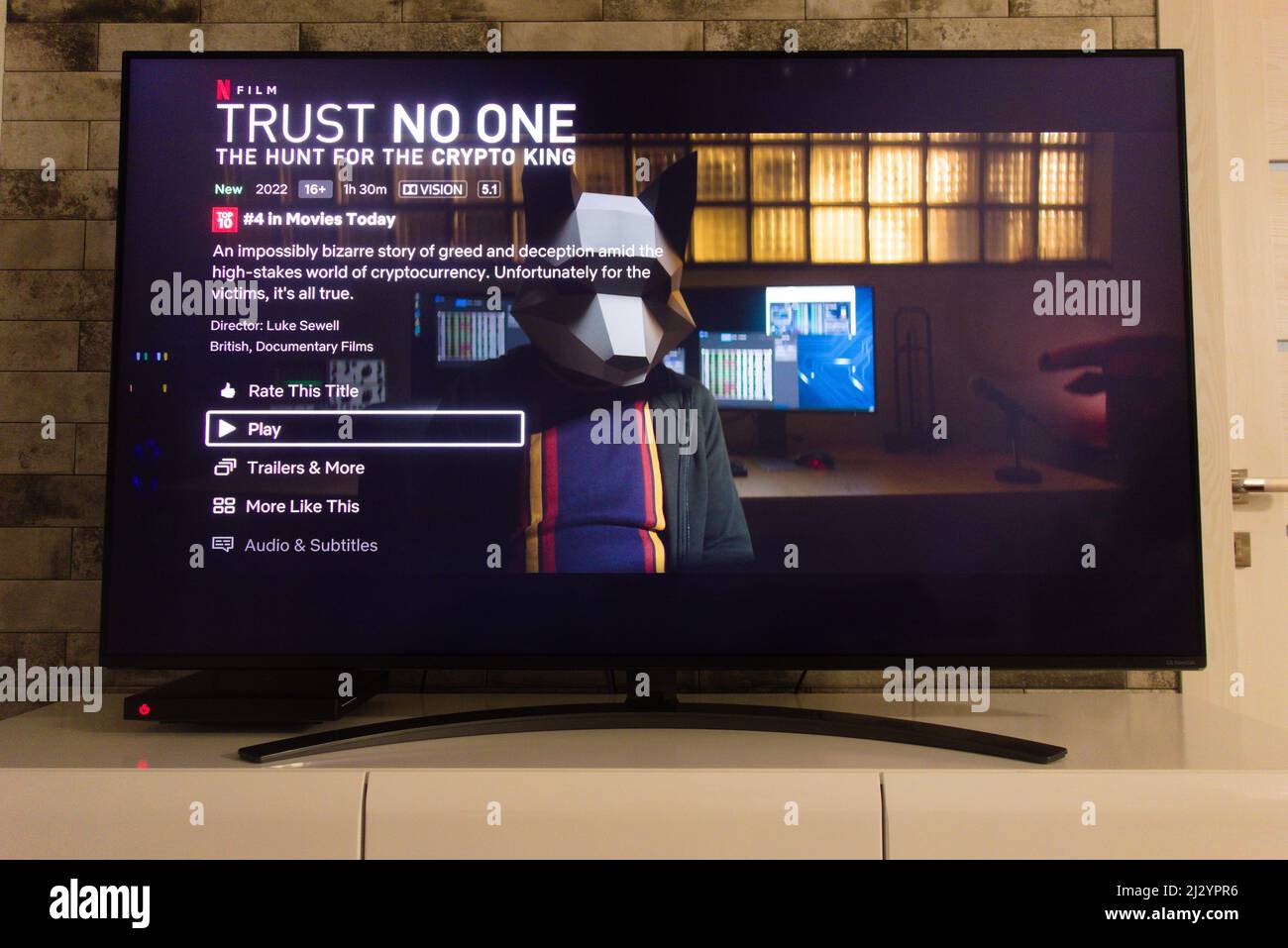 KONSKIE, POLEN - 02. April 2022: Netflix-Plattform auf fernsehbildschirm mit dem Dokumentarfilm Trust No One: The Hunt for the Crypto King Stockfoto